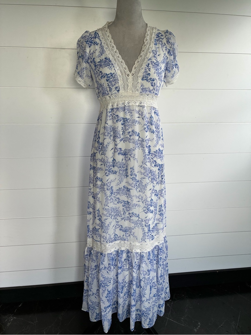 Taylor White and Light Blue Floral Lace-Trim Maxi Dress Sz 2 - Picture 2 of 10